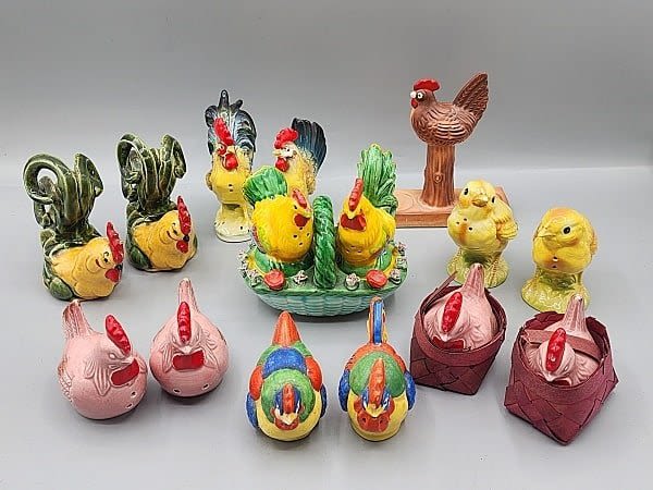 Lot 227: Vintage Salt and Pepper Shakers-Chickens
