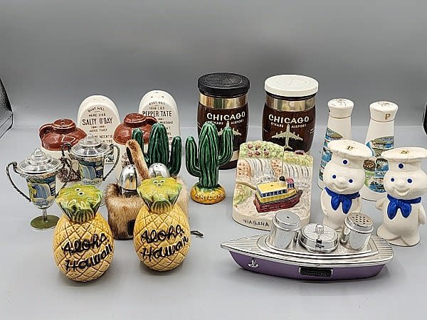 Lot 246: Vintage Salt and Pepper Shakers-Souvenirs 1