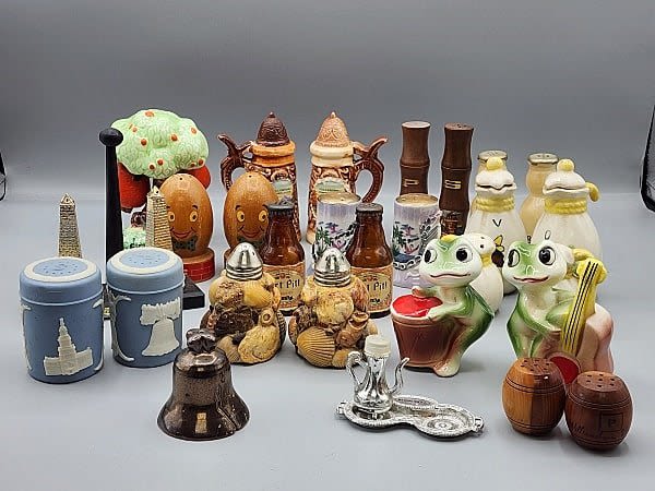 Lot 247: Vintage Salt and Pepper Shakers-Souvenir 2