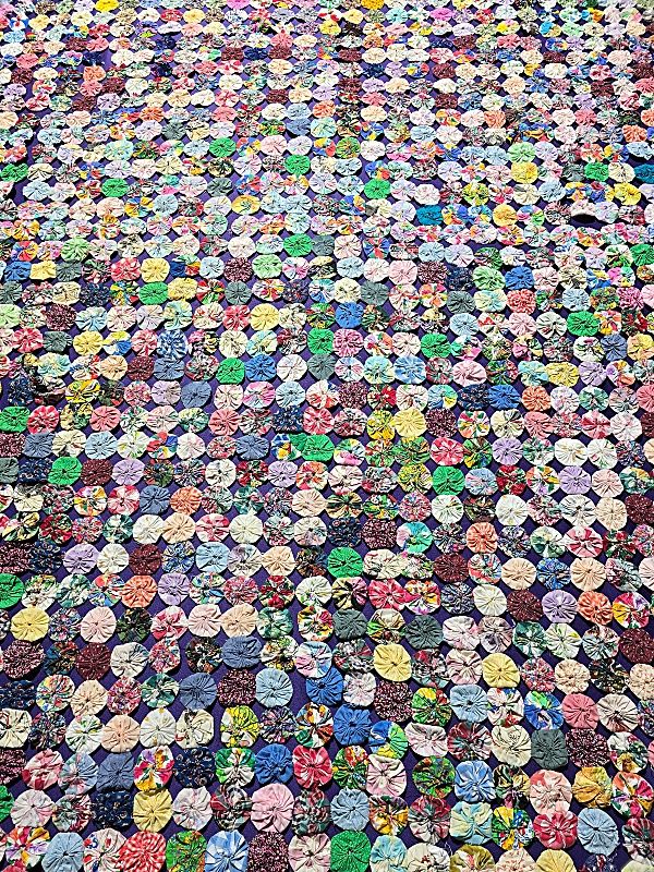 Lot 163: Vintage c1960 Yo-Yo Quilt