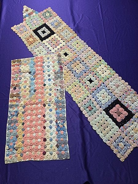 Lot 175: Vintage c1940 Yo-Yo Crib Quilt and Runner