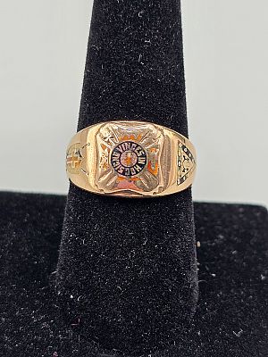 Vintage 10K Knights Templar Masonic Ring. The lot includes a vintage sz 10, 10K yellow gold