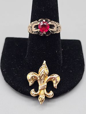 Vintage 10K Gold Ring and Brooch. The lot includes a vintage 10K yellow gold ring and an early