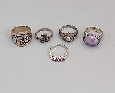 5 Sterling Rings - Carolyn Pollack. Lot to include a Carolyn Pollack solid silver “Cigar Band”