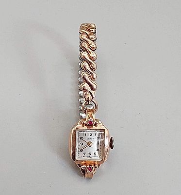 Semca Ladies Watch. A Semca ladies wristwatch with 17 jewels, a 14K rose color case and a gold