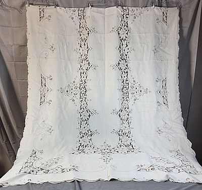 Vintage Embroidered White Linen Tablecloth Set. This lot has a vintage 134"x86" white linen 