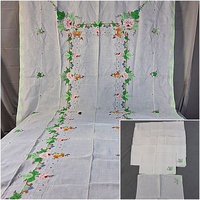Vintage Applique Tablecloth Set - Banquet. The banquet tablecloth set includes a large vintage 
