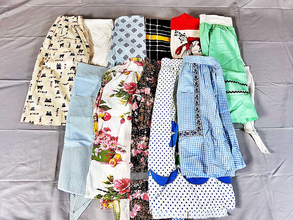 Lot 289: 11 Vintage Aprons