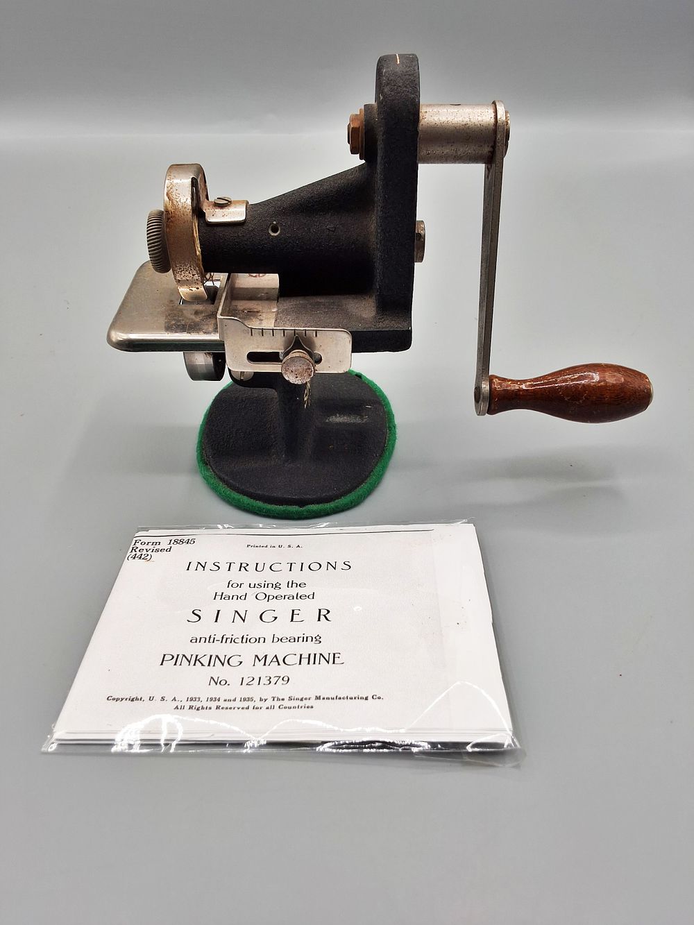 Lot 219: Vintage Toy Sewing Machine - Singer Pinking Machine 121379