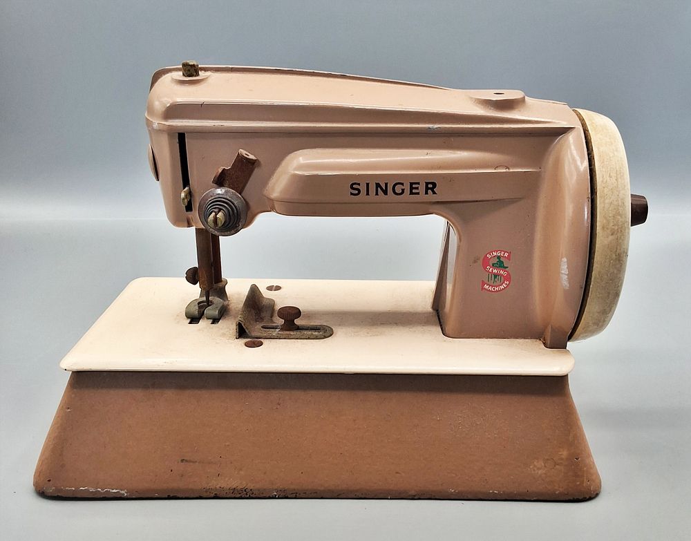 Lot 221: Vintage Toy Sewing Machine - Singer Sewhandy Model 40K