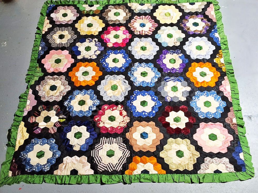 Lot 200: Antique 1920s Grandmother's Flower Garden Quilt