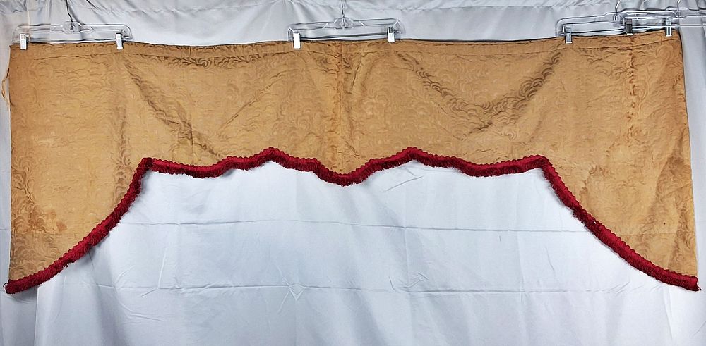 Lot 204: Scalloped Curtain Valance