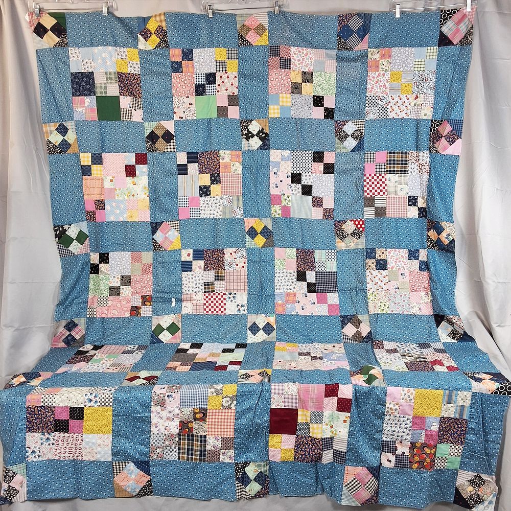 Lot 189: Vintage c1950 Four Patch Star Quilt