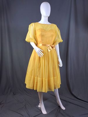 Vintage c1950s Yellow Dress. Vintage yellow dress with a fitted bodice and a full skirt. The 