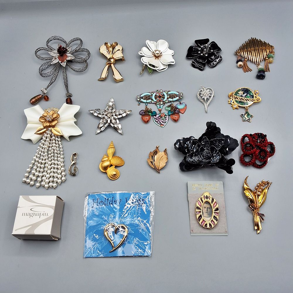 Lot 157: 19 Assorted Brooches