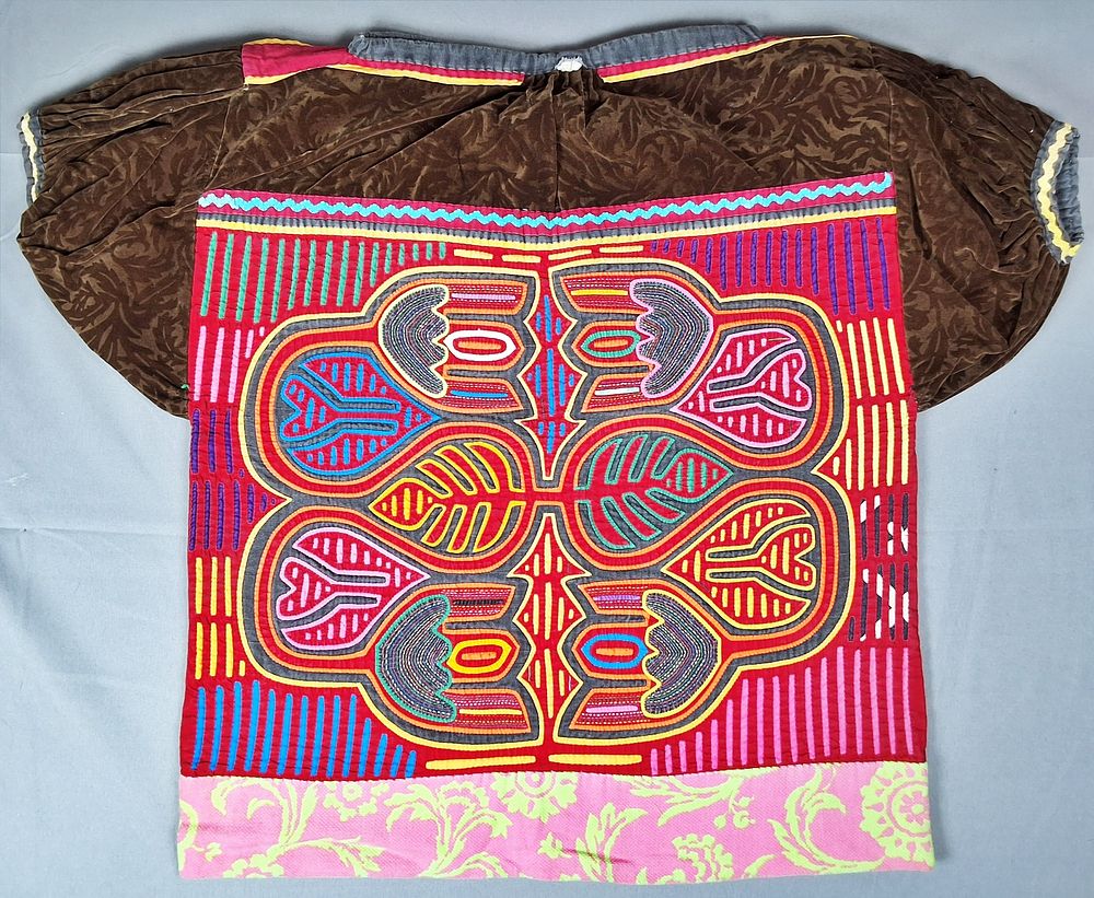 Lot 225: Guna Mola Blouse Abstract Botanical