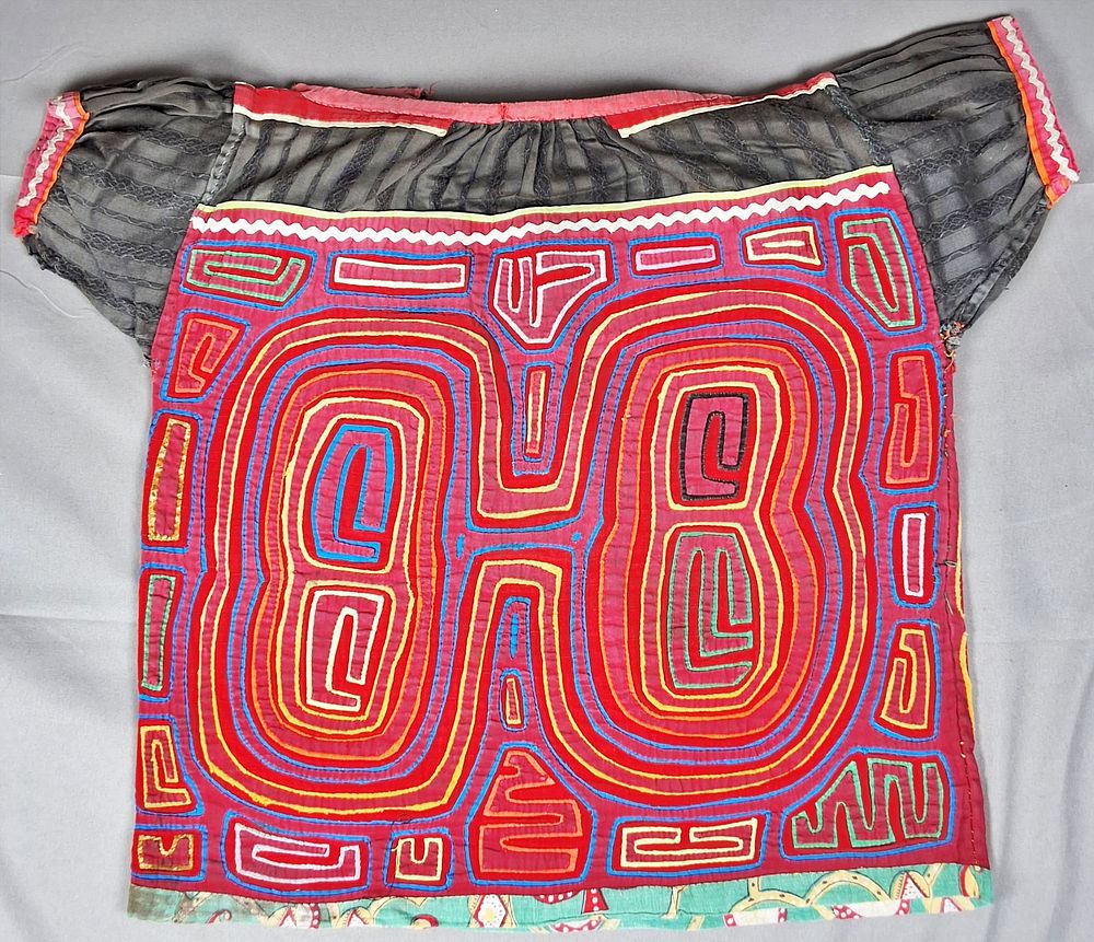 Lot 227: Guna Mola Blouse Double Oval Labyrinthine Composition