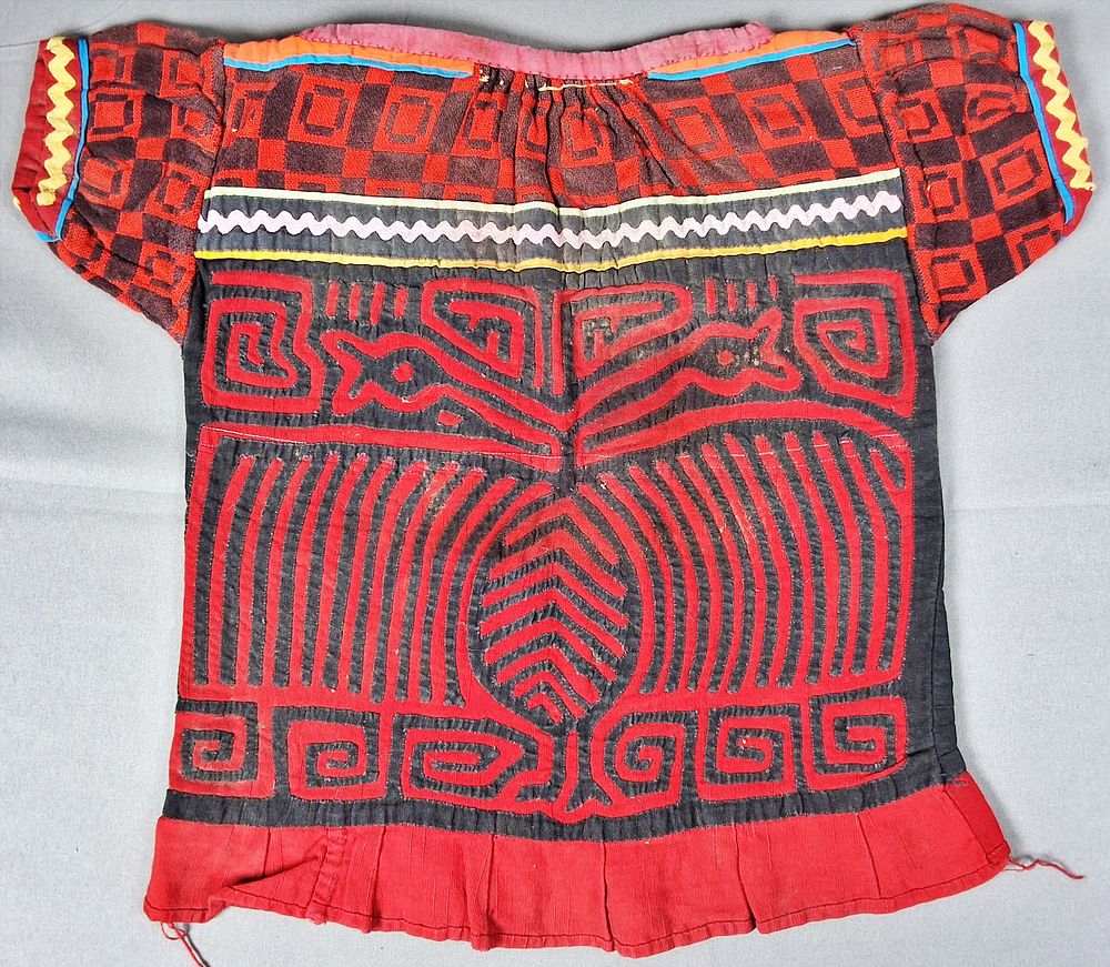 Lot 231: Guna Mola Blouse Confronting Spirit Geese