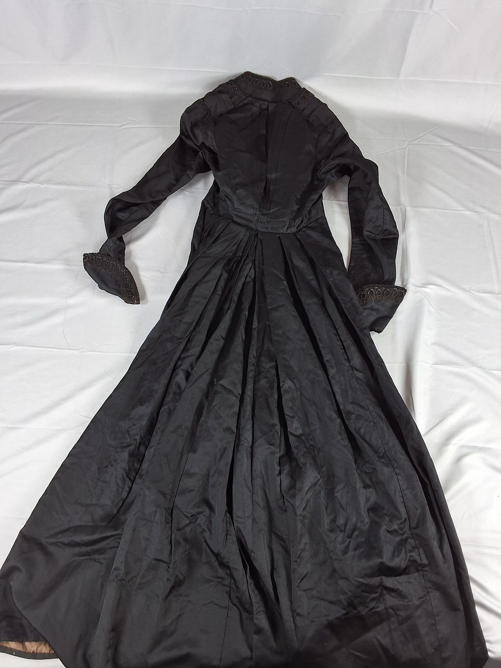 Lot 13: Antique 1860s One Piece Gown
