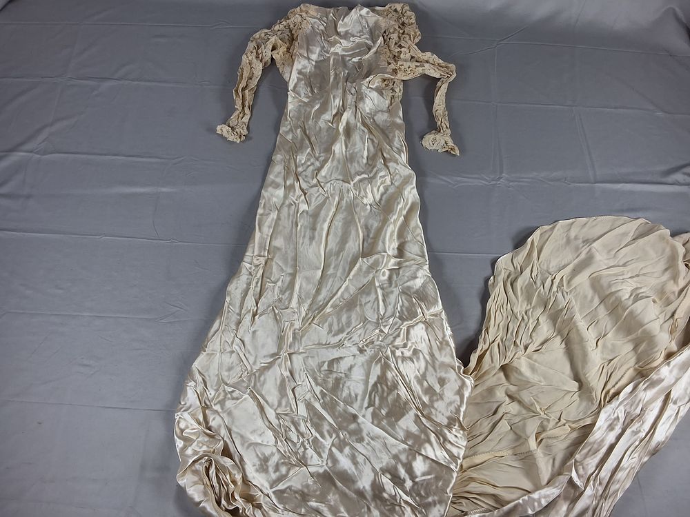 Lot 16: Vintage 1930s Wedding Dress