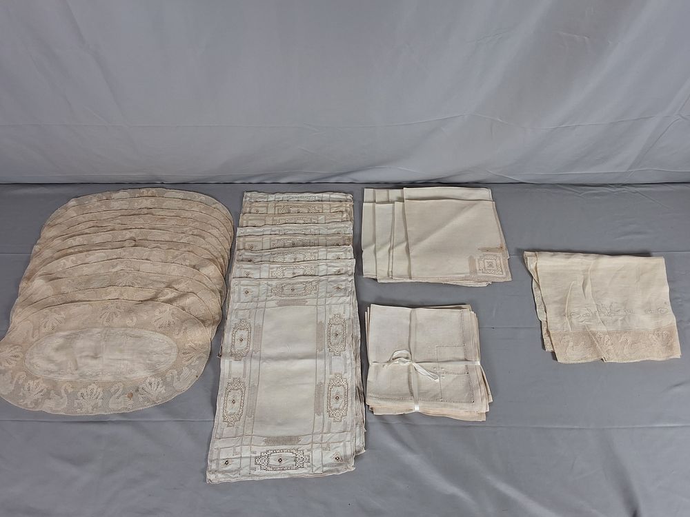 Lot 5: 5 Sets of Linen Napkins and Placemats
