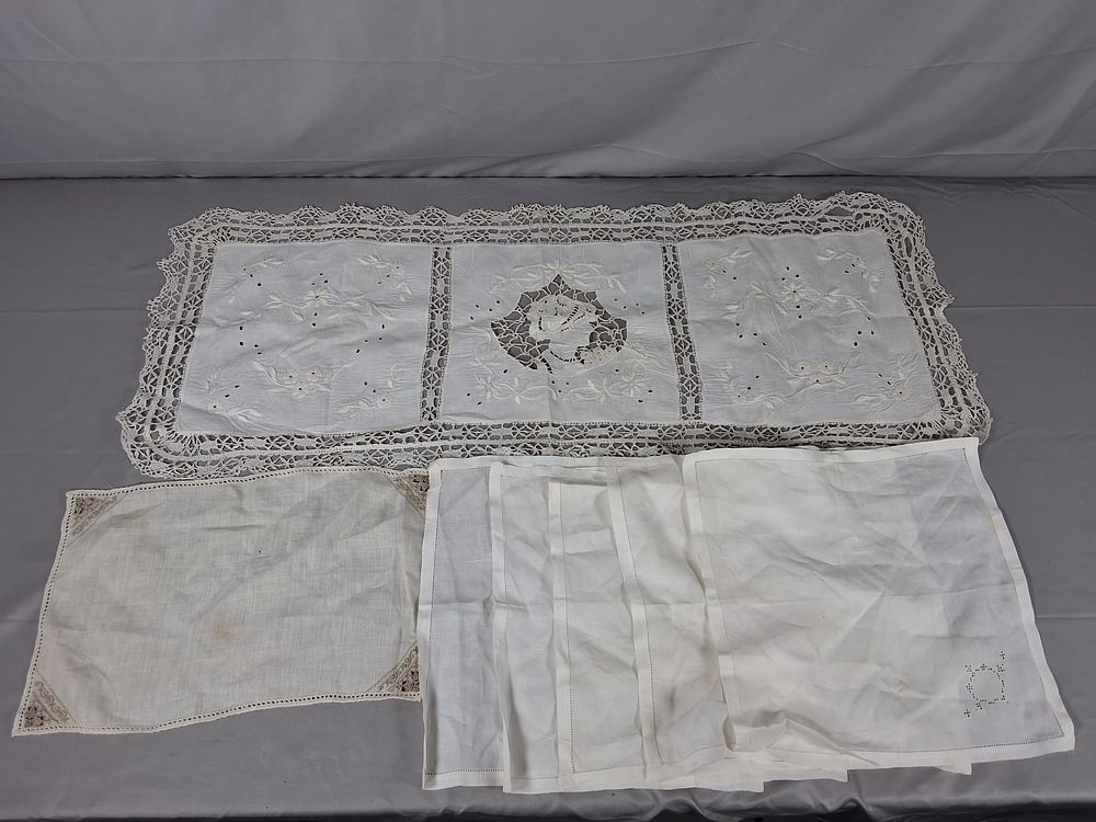 Lot 23: Antique Runner and 6 Napkins - Richelieu Lace