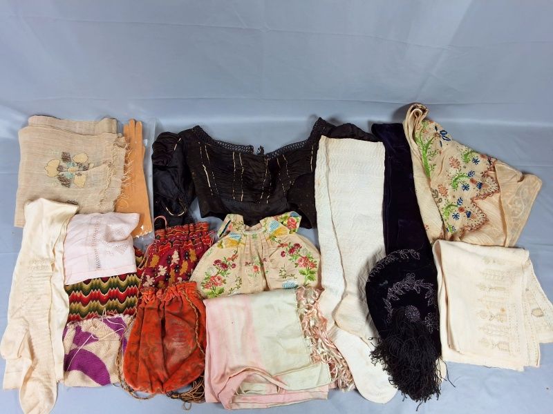 Lot 25: 16 Antique and Vintage Accessories
