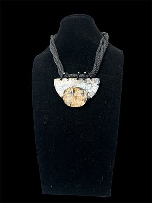 שרשרת וינטג’ עבודת יד עם תליון אבן בשילוב חוטים כהים ואבנים