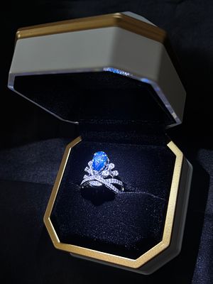 טבעת מעוצבת זהב לבן 14K עם יהלום CVD כחול Vivid