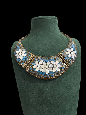 ‏שרשרת ‏Vintage ‏עיצוב אמנותי עם פרחים מעוטרים באבן טורקיז וצדף טבעי