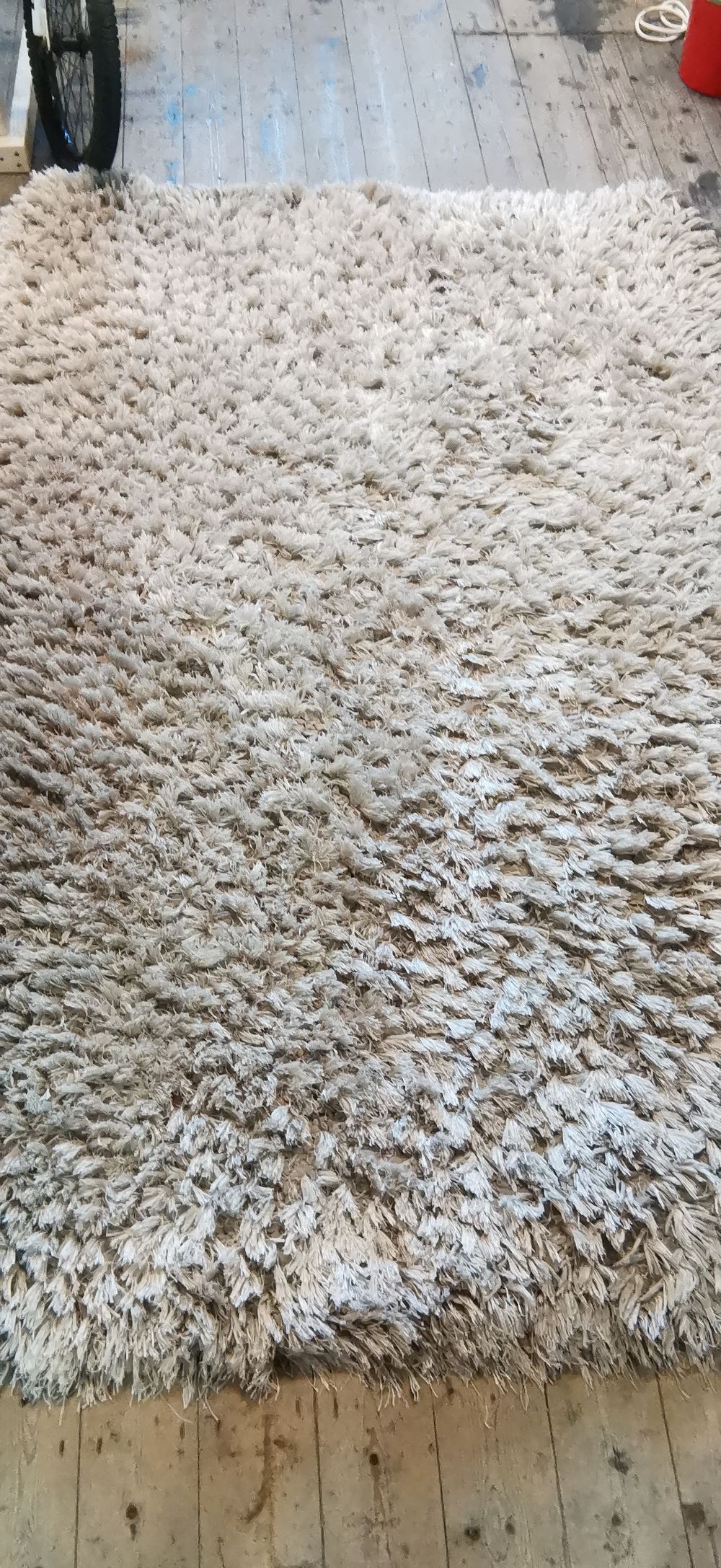 Lot 582: A Think Rugs Montana Range Plain Shaggy Rug in Beige