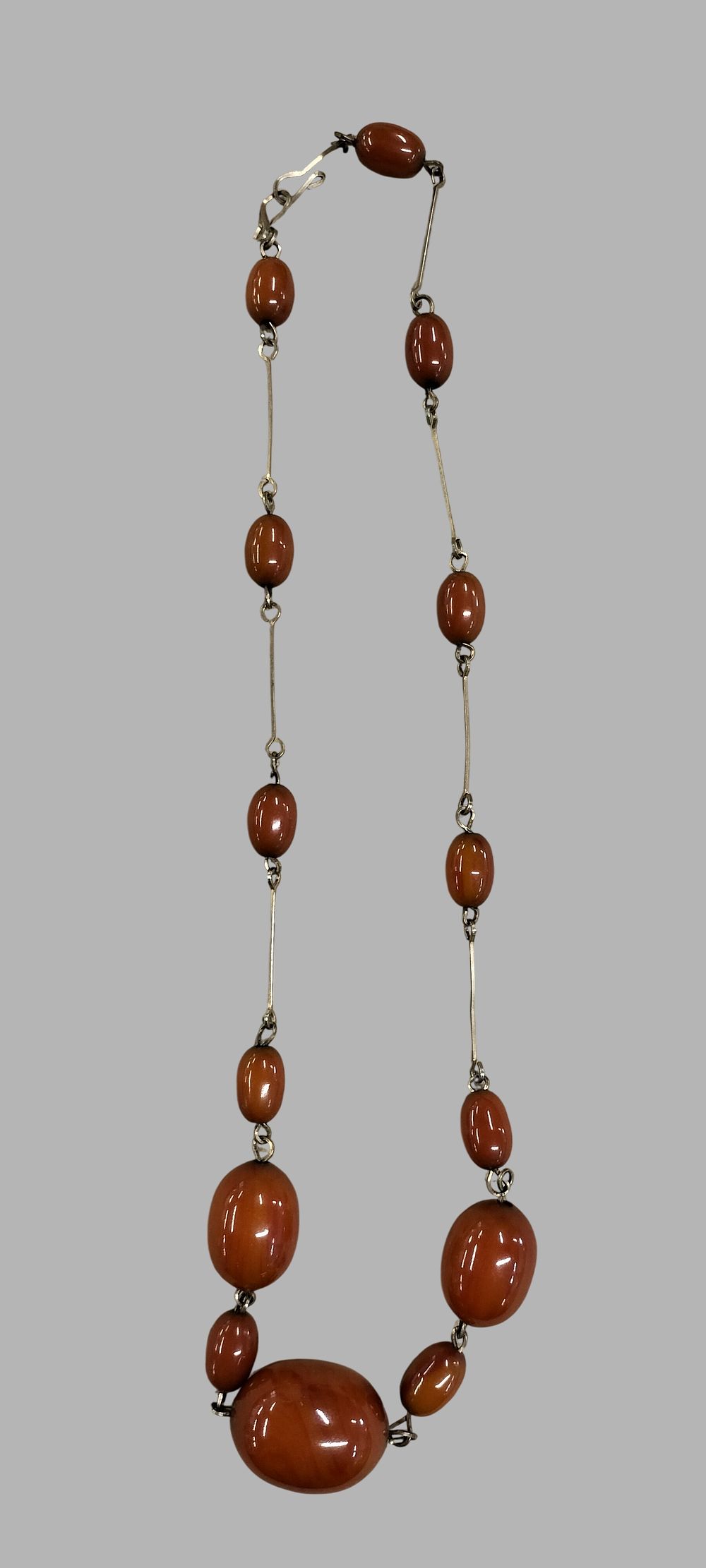 Lot 400: Vintage Art Deco Graduated Amber or Phenolic Resin Bead Link Necklace
