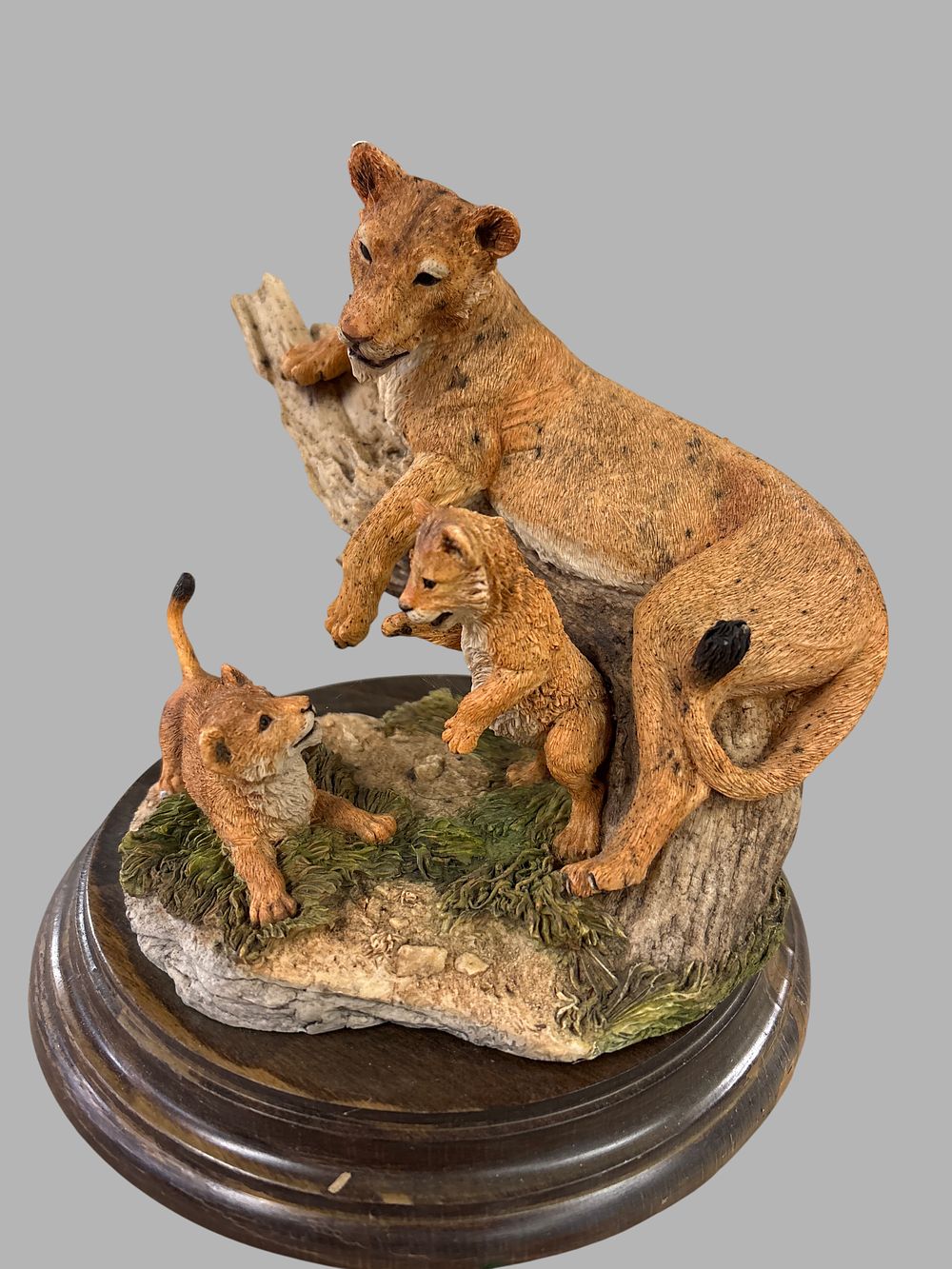 Lot 418: Country Artists The Pride of Africa Lioness and Cubs Figurine