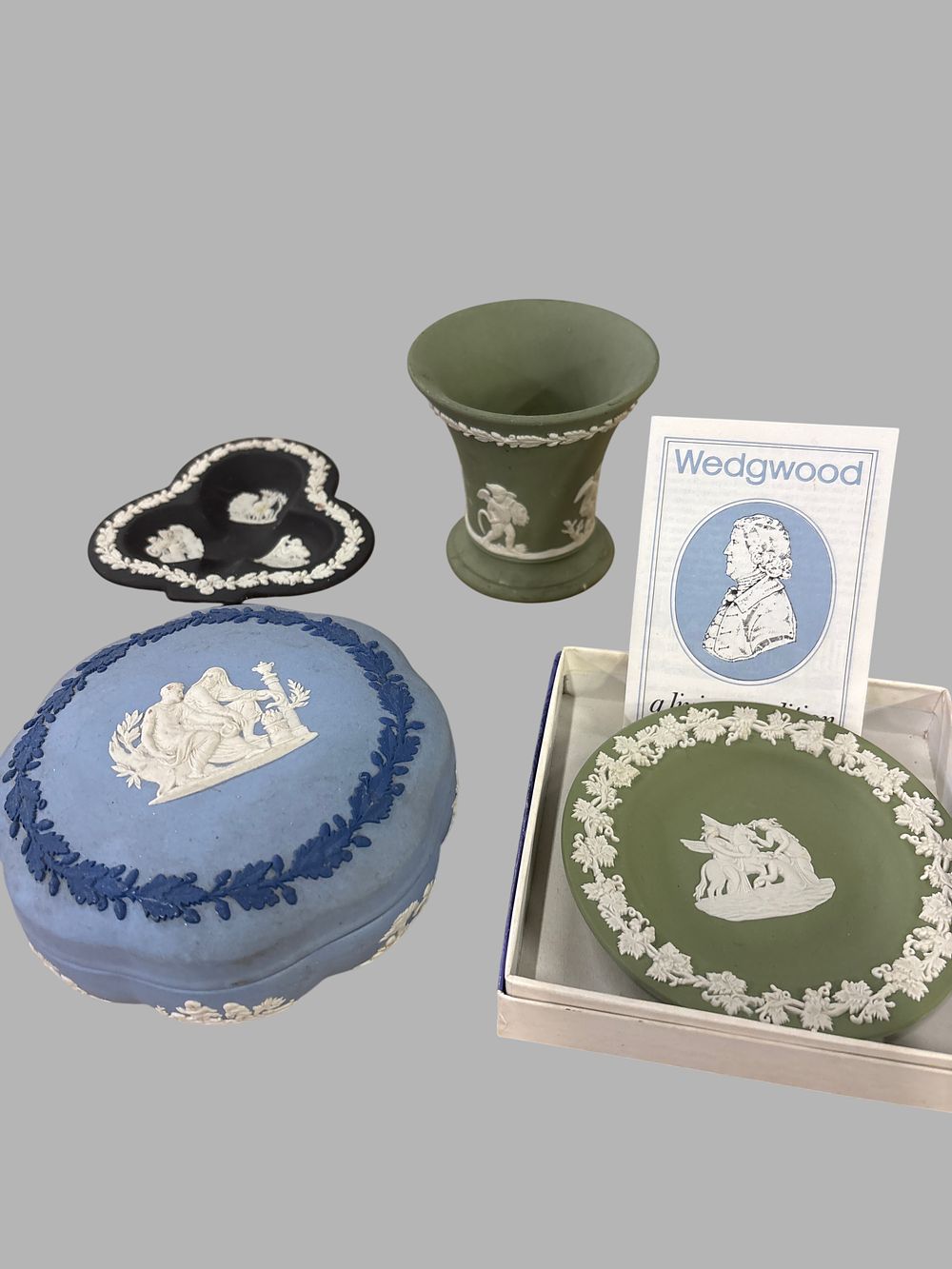 Lot 424: Four Pieces of Wedgwood Jasperware Decorative Ceramics