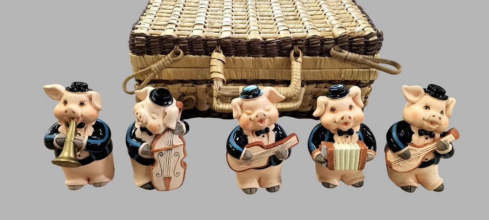 Lot 471: A Set of Musical Pig Figurines with Woven Carrying Case