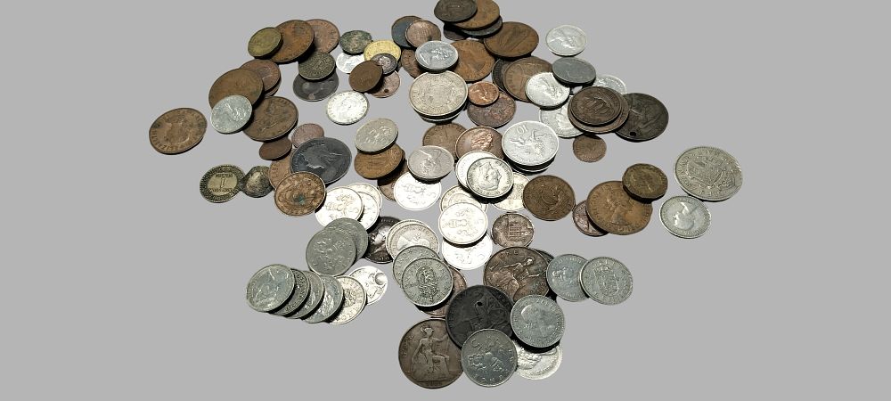 Lot 201: A Collection of UK and International Mixed Currency