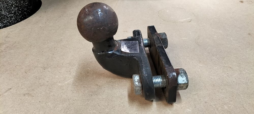 Lot 275: Darfil Flange-Mounted Tow Ball Assembly Class A50-X D17.2kN S200kg