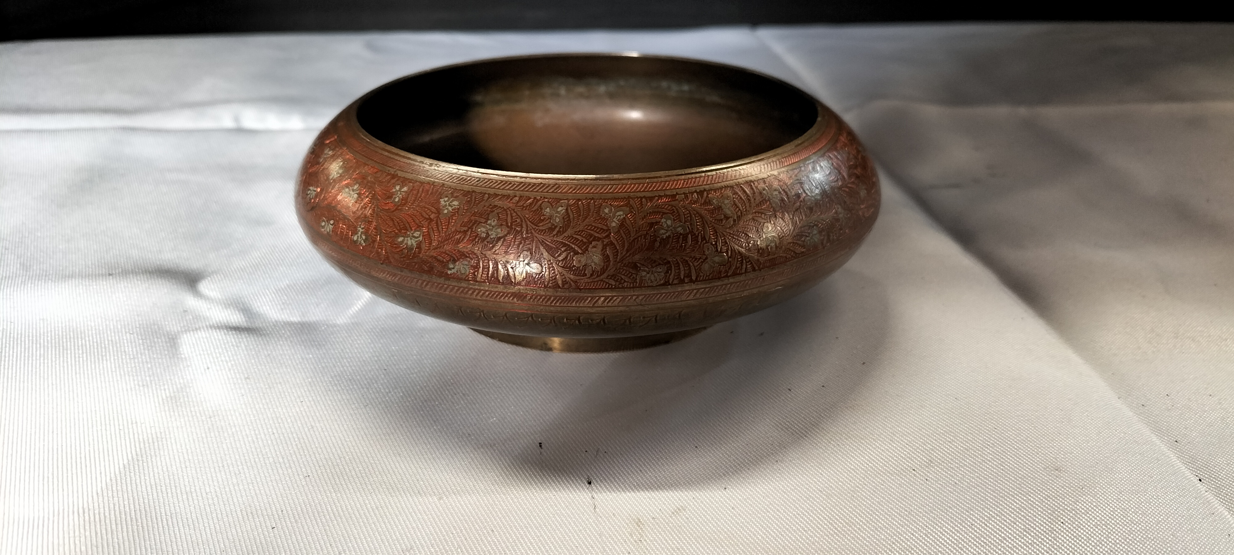 An India Brass and Enamel Decorative Bowl, 249/5"F
