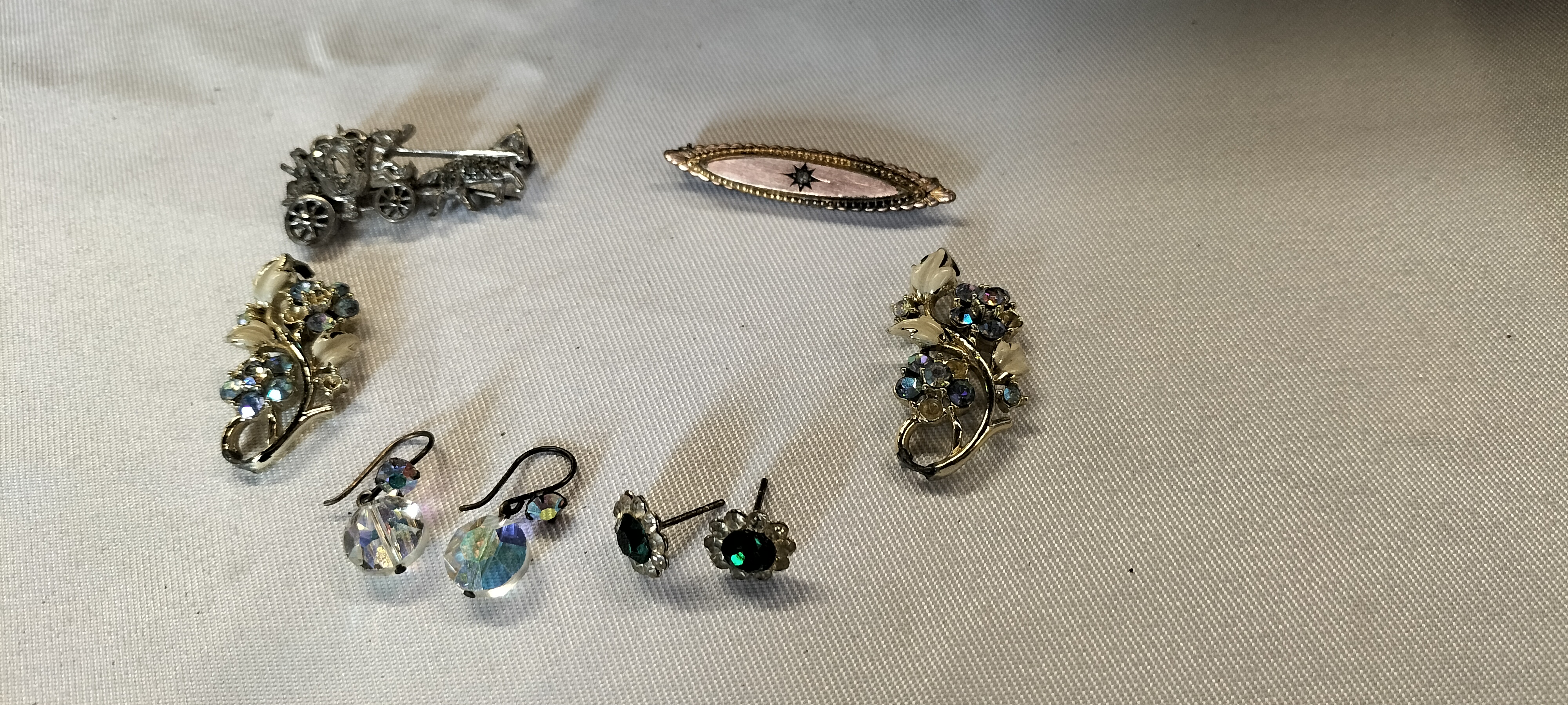 An Assortment of  Vintage Exquisite and Costume Jewellery Items