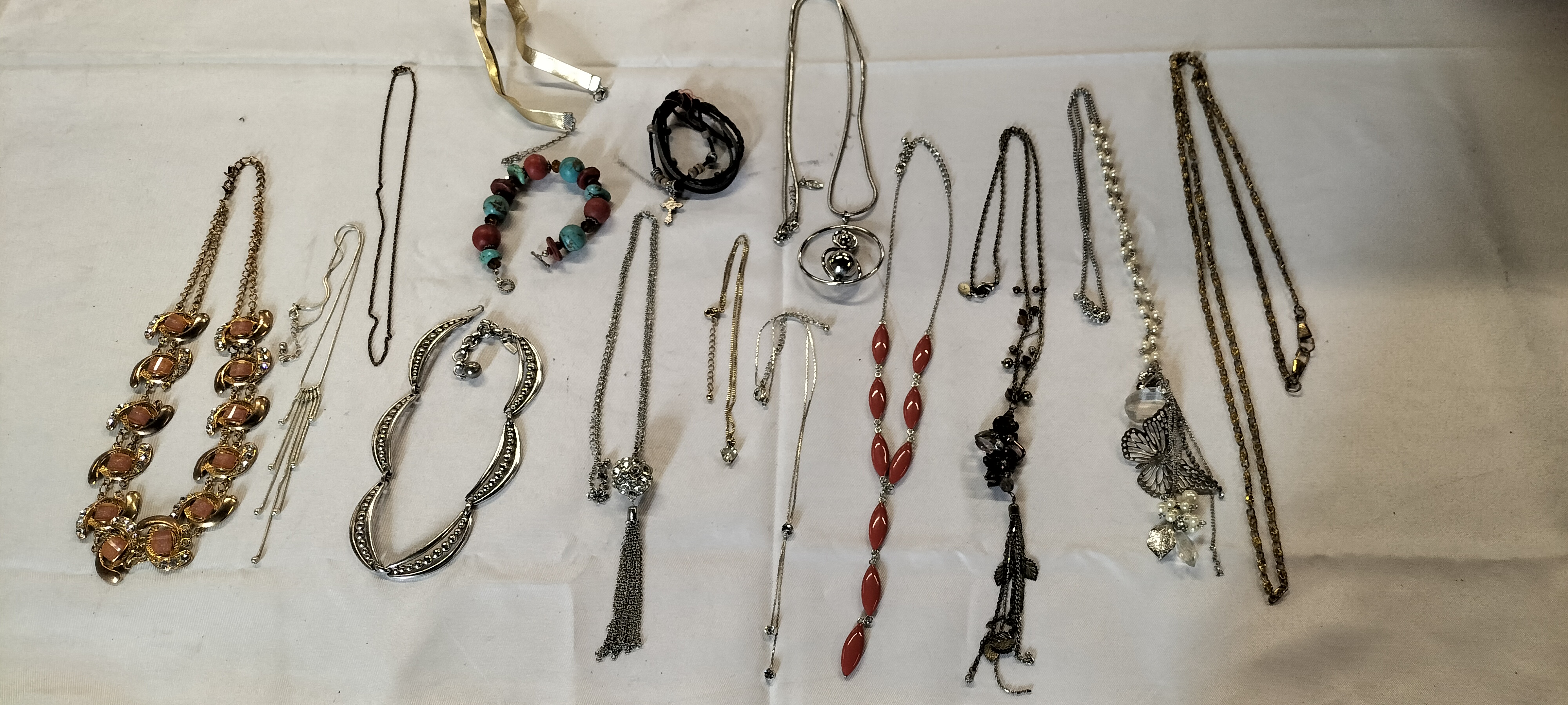 A Collection of 15 Assorted Gold and Silver Toned Costume Jewellery Items