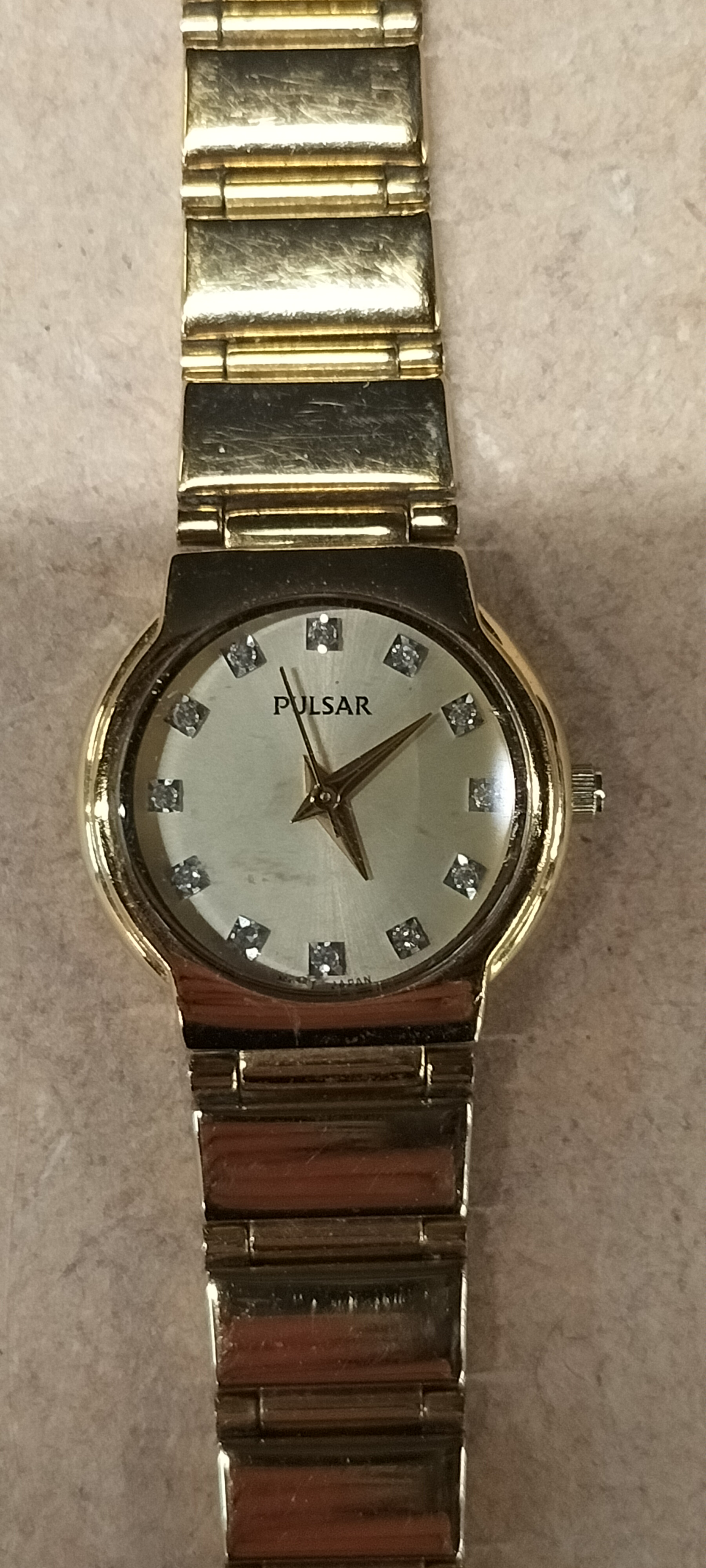 A 22mm Pulsar Yellow Metal Quartz Wrist Watch, V401-X404