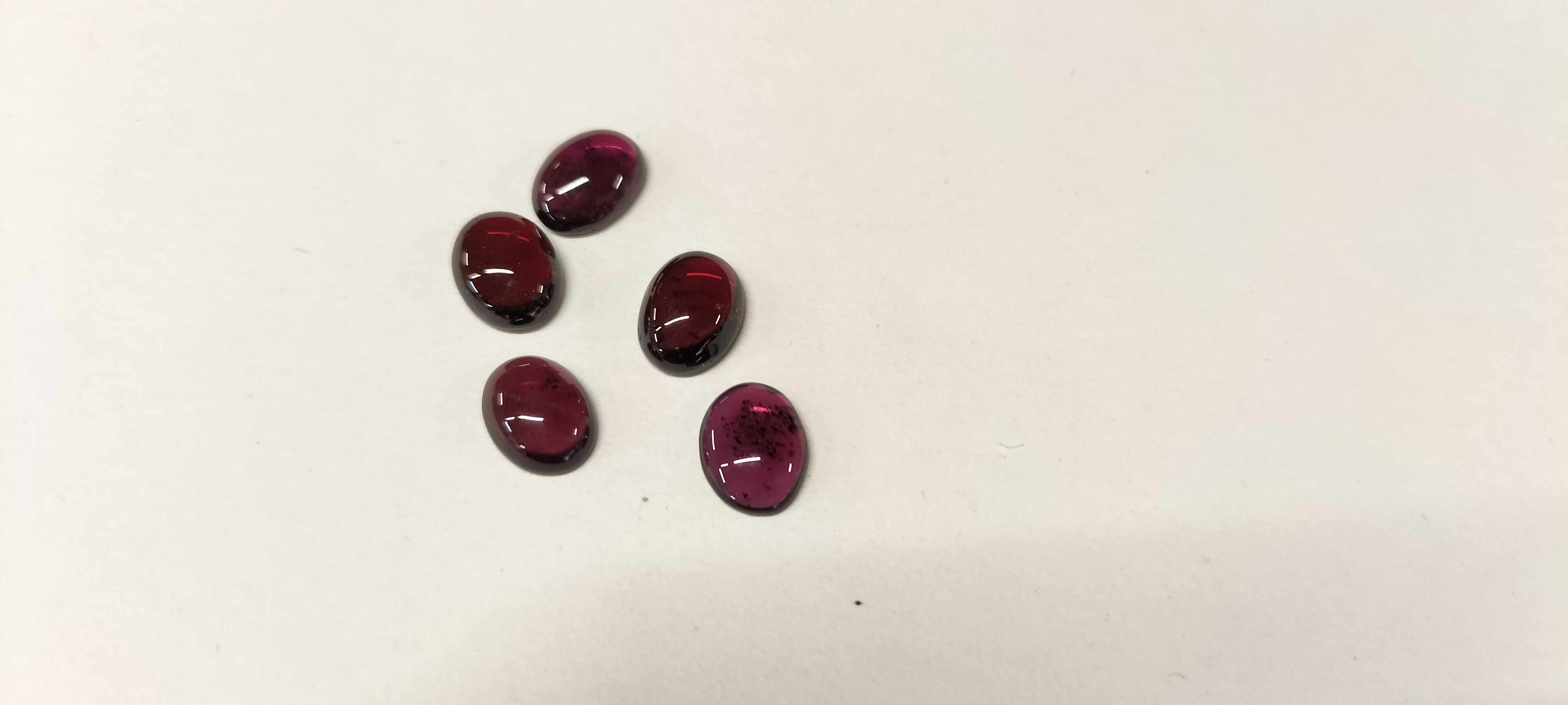 5 Oval Cabochon Cut Red Garnet Gemstones. 7.15ct