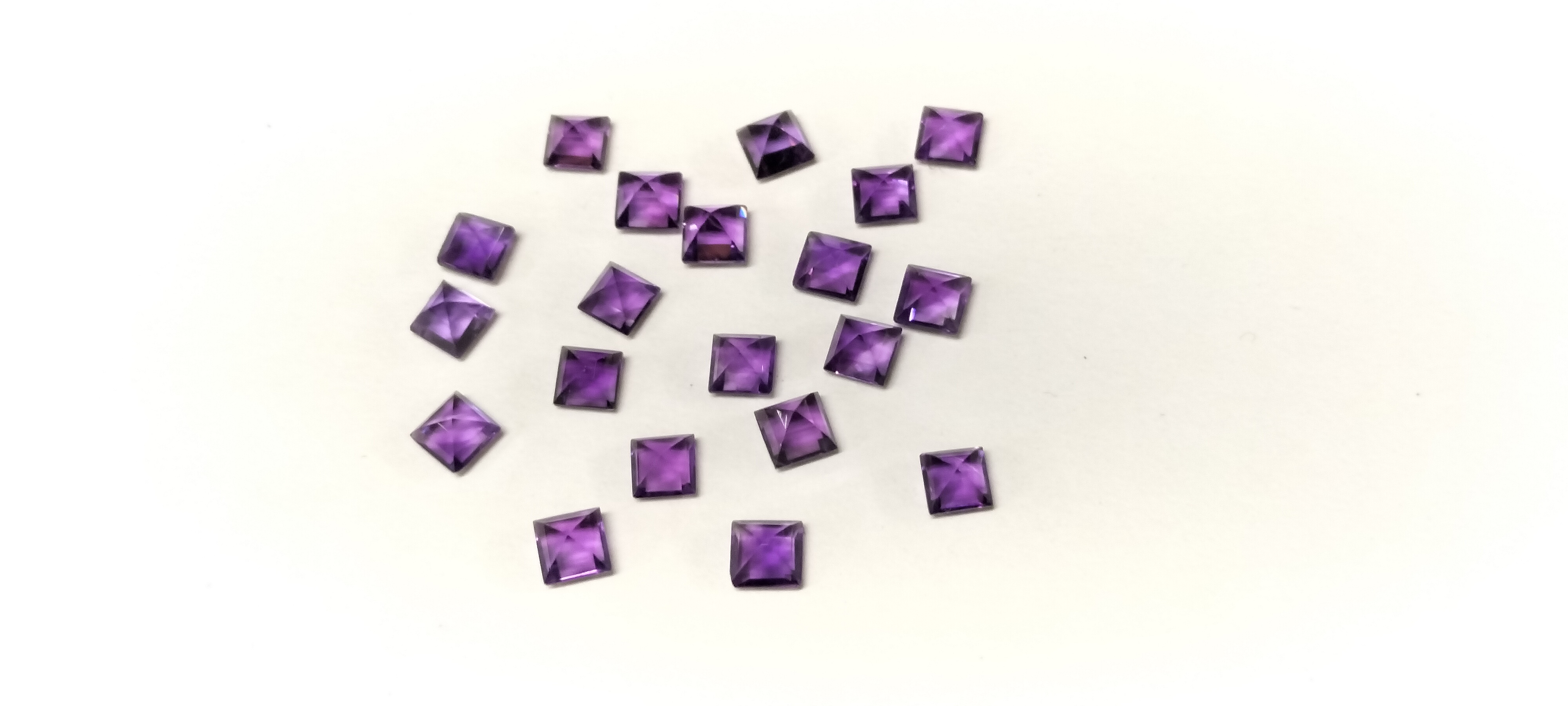 18 Purple Faceted Square Princess Cut Amethyst Gemstones. 2.00 ct