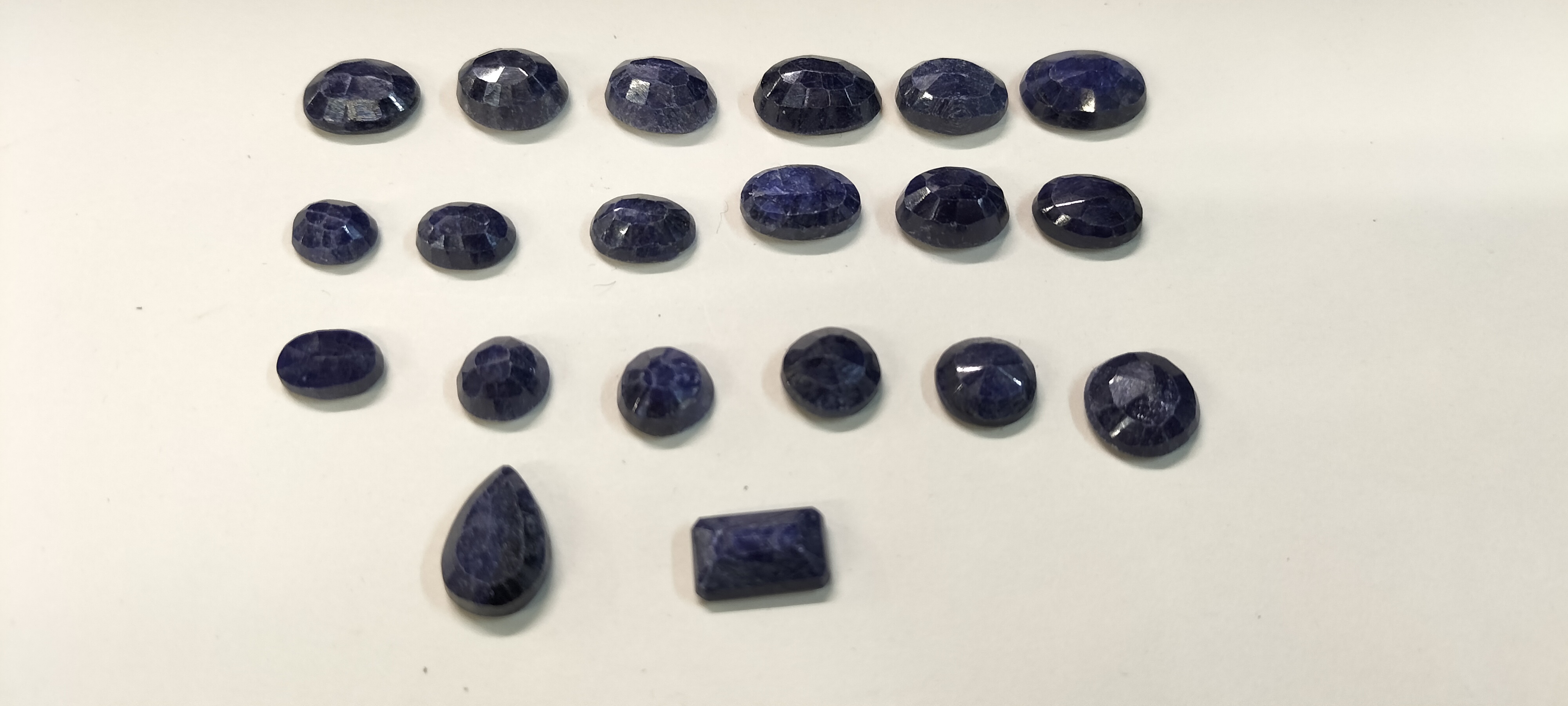 A Collection of 20 Faceted Lapis Lazuli Gemstones. 86.00 ct