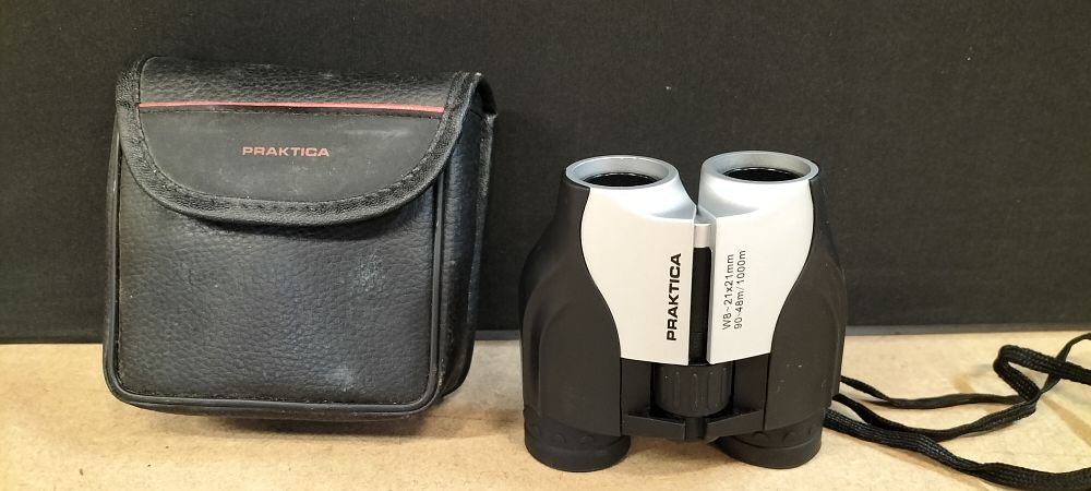 Lot 379: A Pair of Praktica Rubber Armoured Zoom Binoculars, W8~21x21mm