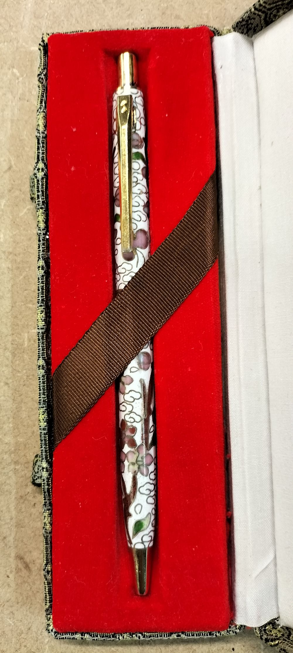Lot 384: A Chinese Cloisonne Enamel Retractable Ballpoint Pen in a Brocade Box Inscribed by Qi Gong