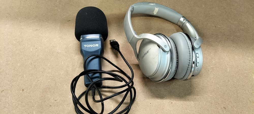 Lot 387: 2x Audio Accessories comprising BOSE Wireless Headphones and TONOR USB Microphone