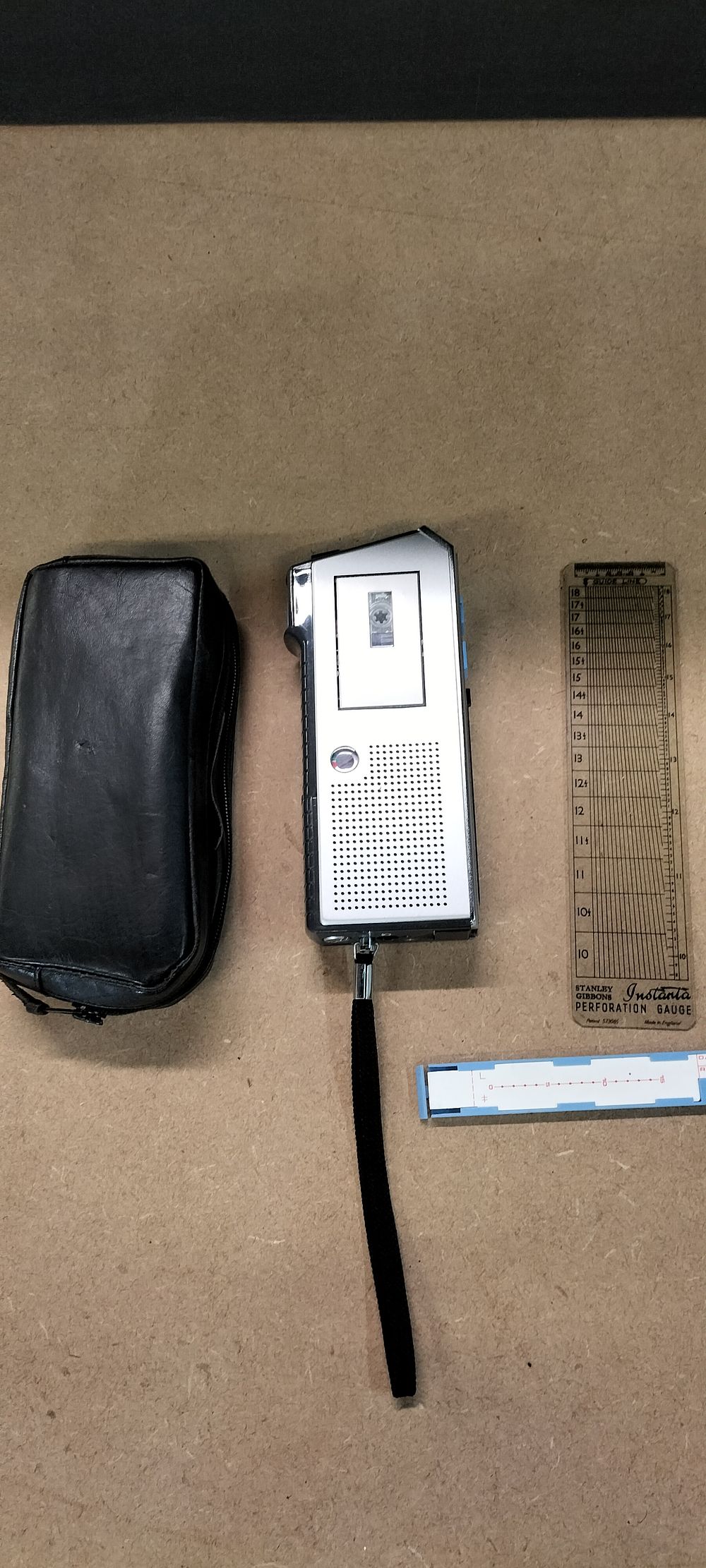 Lot 390: A Philips LFH 00 88 / 00 Pocket Memo Machine and 3 Accessories