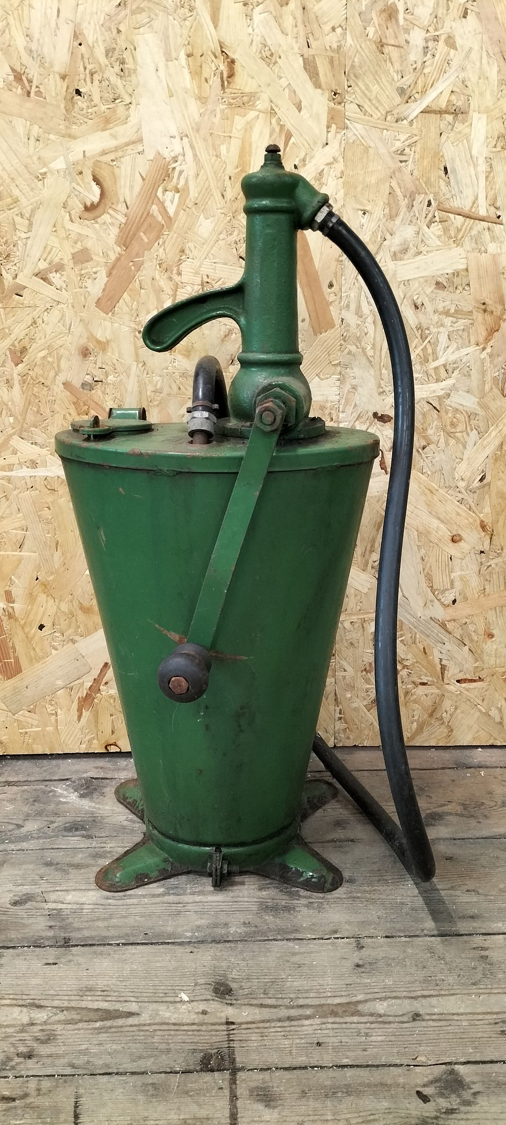 Lot 400: A Vintage Baelz Hand Operated Workshop Oil Dispenser