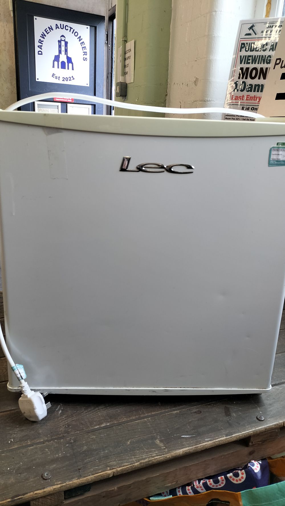 Lot 286: A Lec Tabletop Refrigerator, Model R50052W